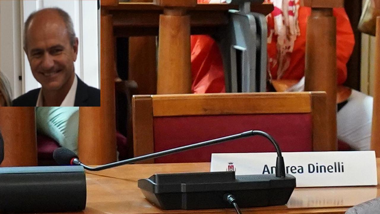Lo scranno vuoto in consiglio e, in alto a sinistra, il consigliere comunale Andrea Dinelli