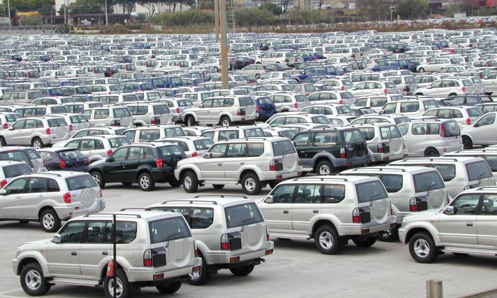 
	Macchine nuove in un parcheggio al porto

