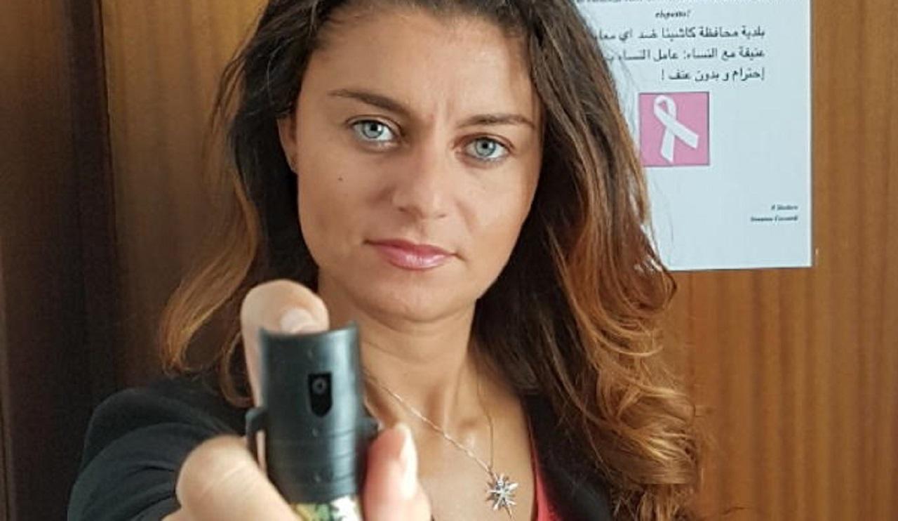
	Susanna Ceccardi con lo spray al peperoncino

