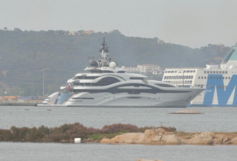 
	Lo yacht da mezzo miliardo di dollari dell'emiro Al Thani ormeggiato all'Isola Bianca

