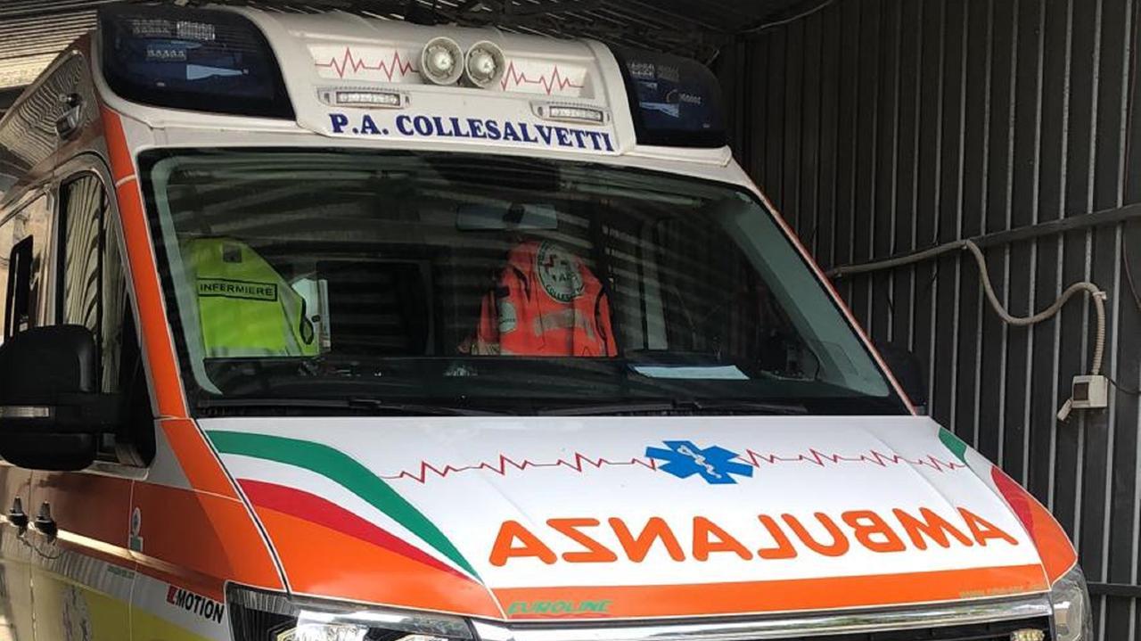 Un'ambulanza della Pubblica assistenza di Collesalvetti (foto d'archivio)