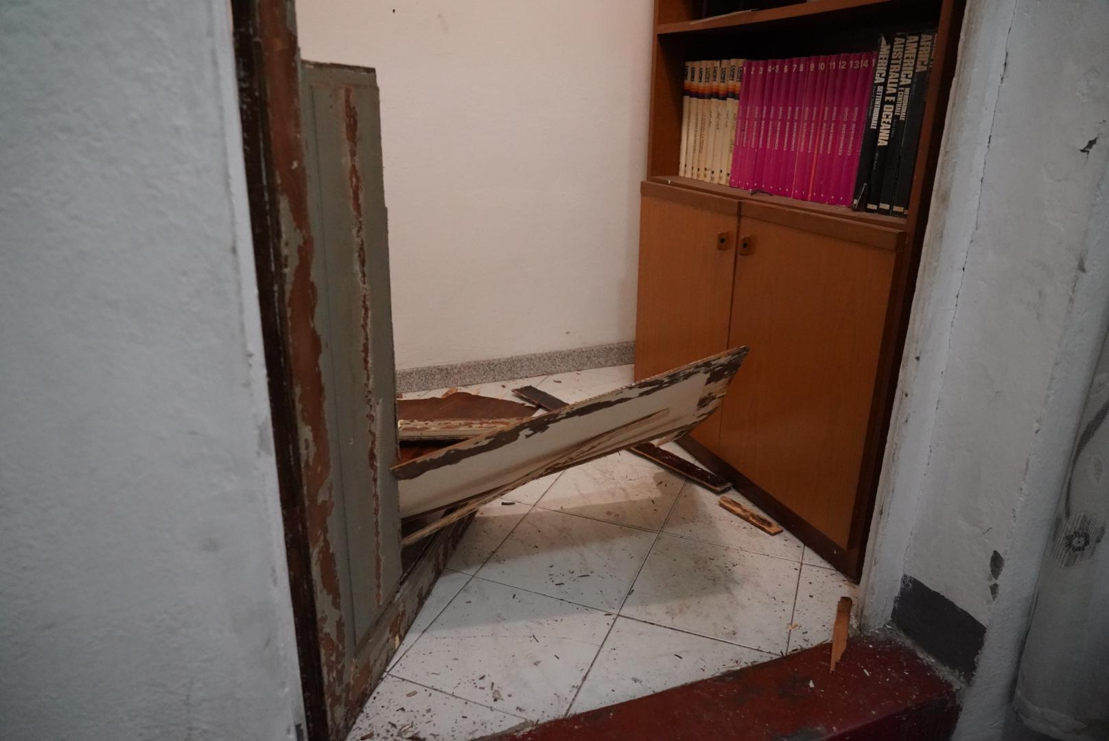 I danni in uno degli edifici all'interno delle aree cimiteriali (foto Franco Silvi)