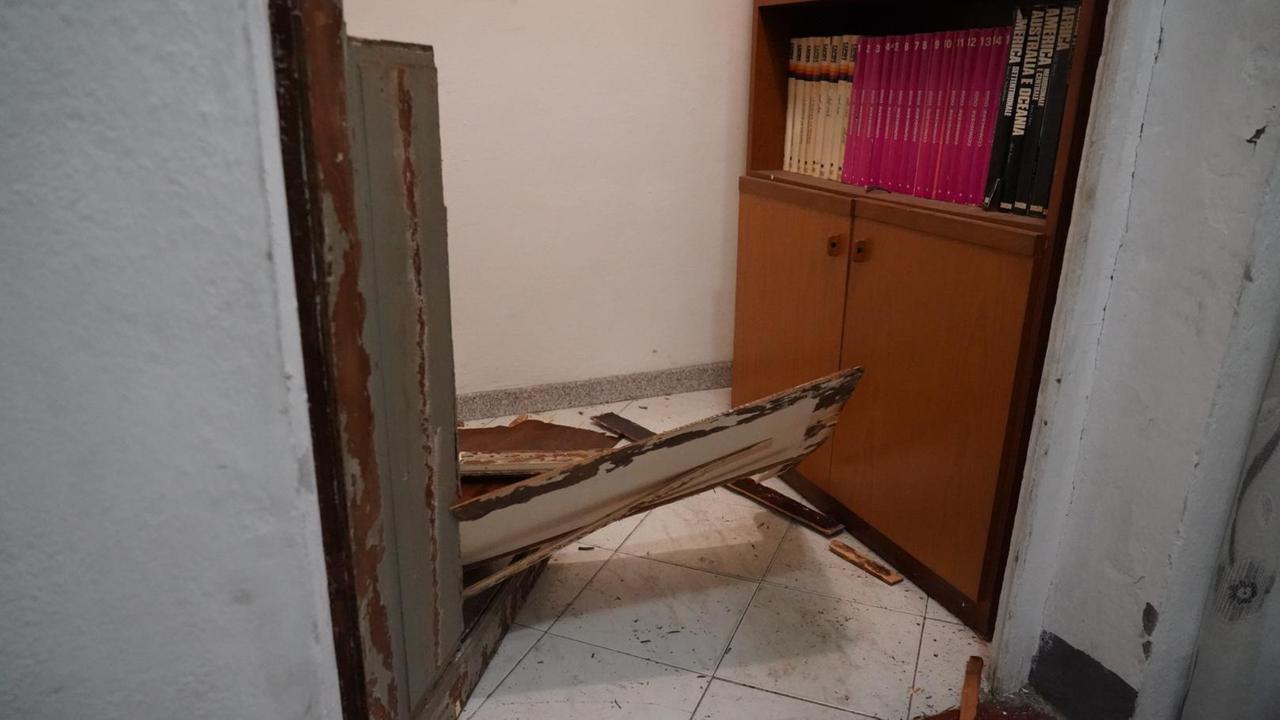 I danni in uno degli edifici all'interno delle aree cimiteriali (foto Franco Silvi)