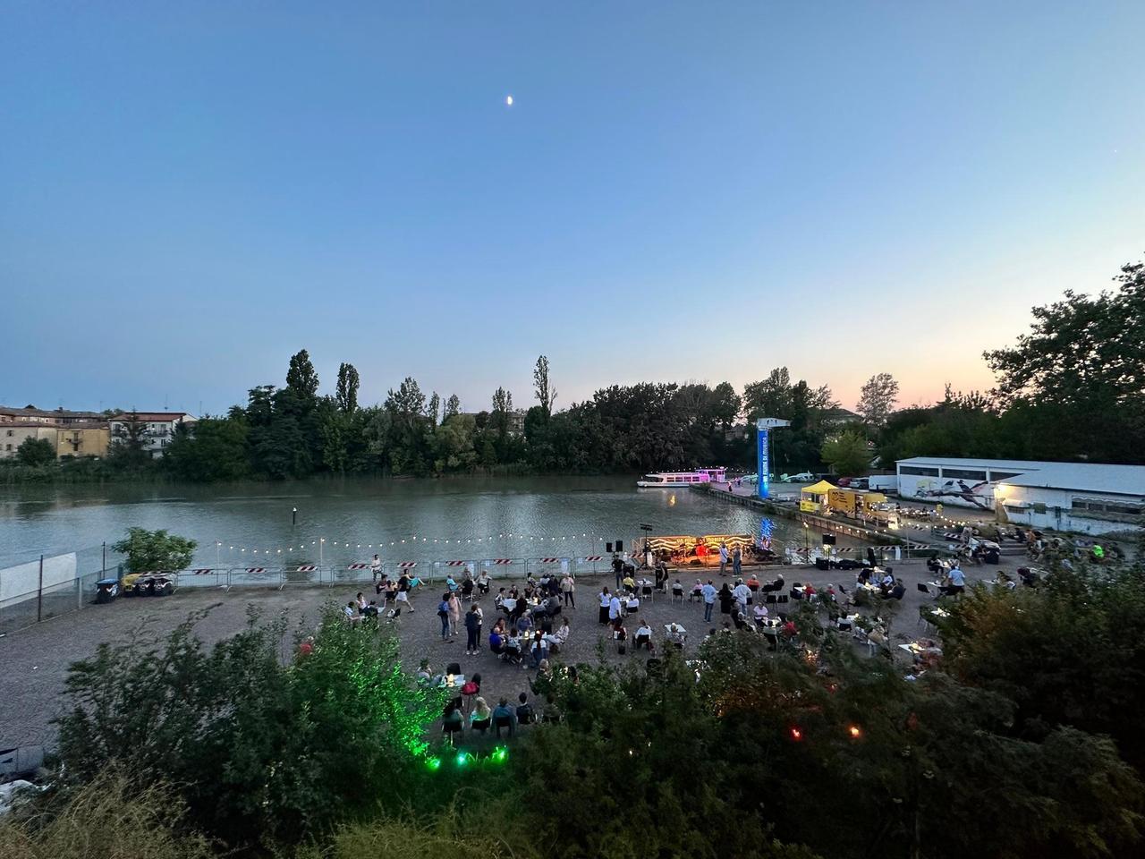 Ferrara, cade in Darsena con la bici e rischia di annegare: salvato