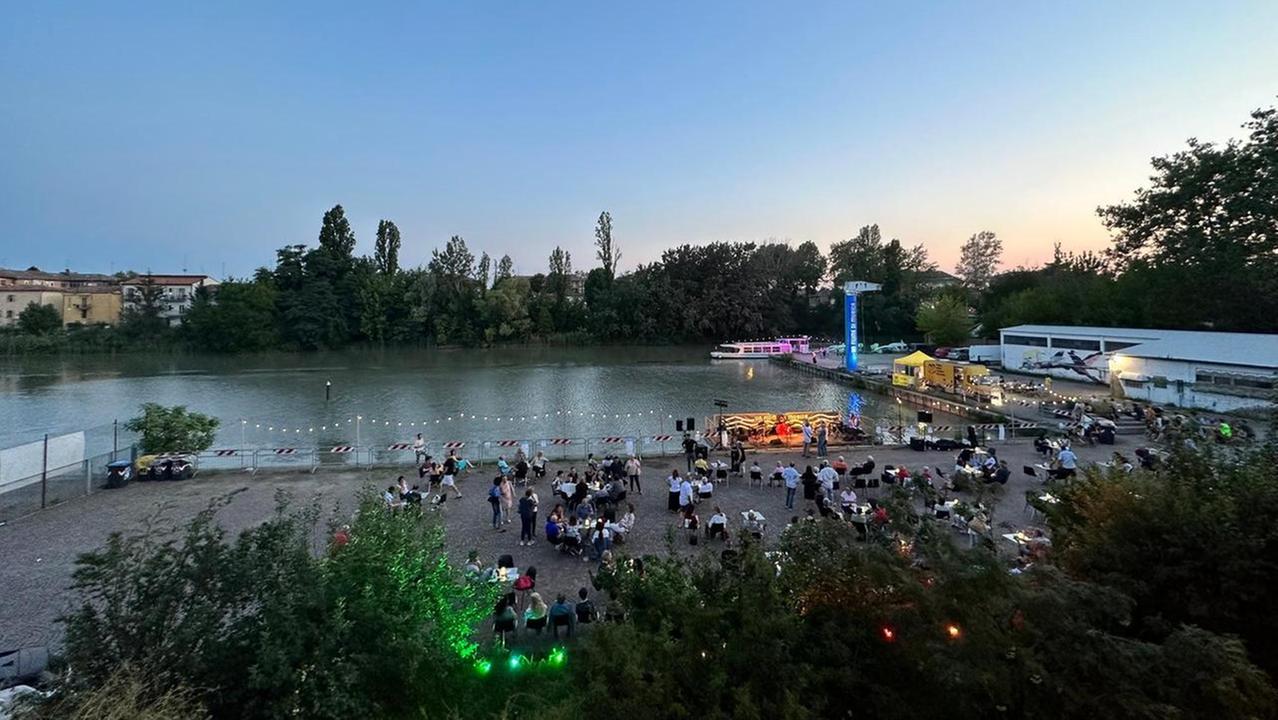 Ferrara, cade in Darsena con la bici e rischia di annegare: salvato