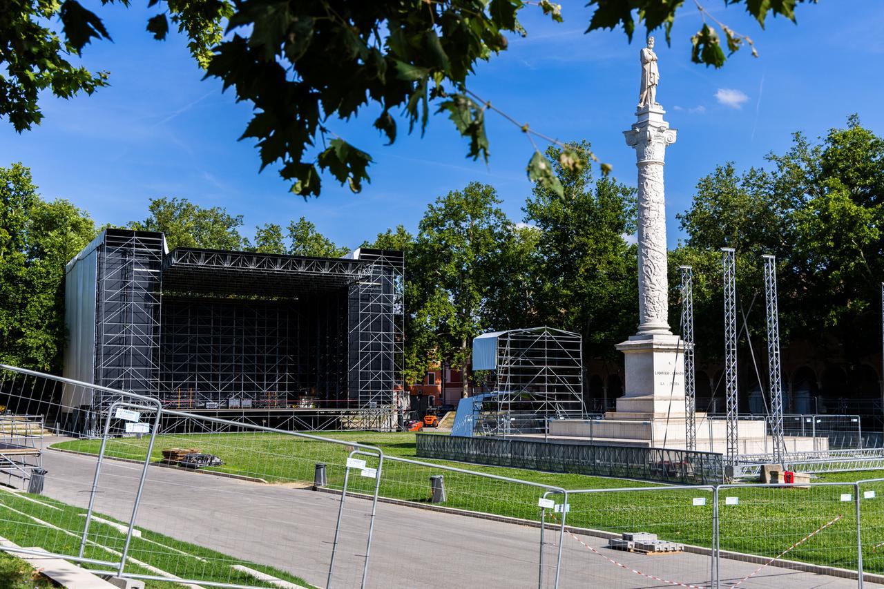 Ferrara, concerti in piazza Ariostea: primi divieti