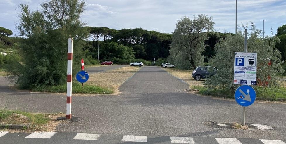 Marina di Cecina, razzia dei ladri nel parcheggio: vetri spaccati e auto svaligiate