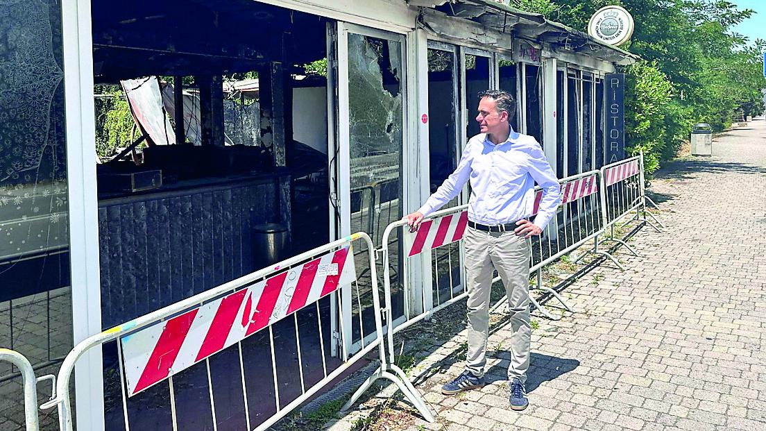 Il sindaco Conti davanti all'ex Giardino di Poppa