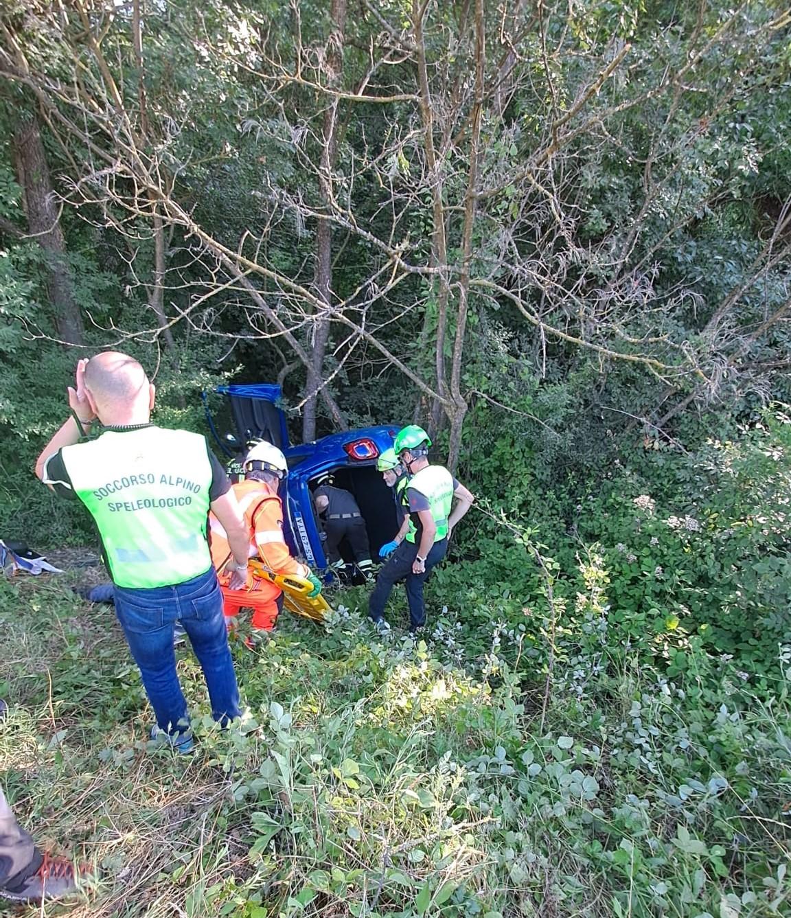 Precipita con l’auto nella scarpata a Serramazzoni: un volo di 40 metri