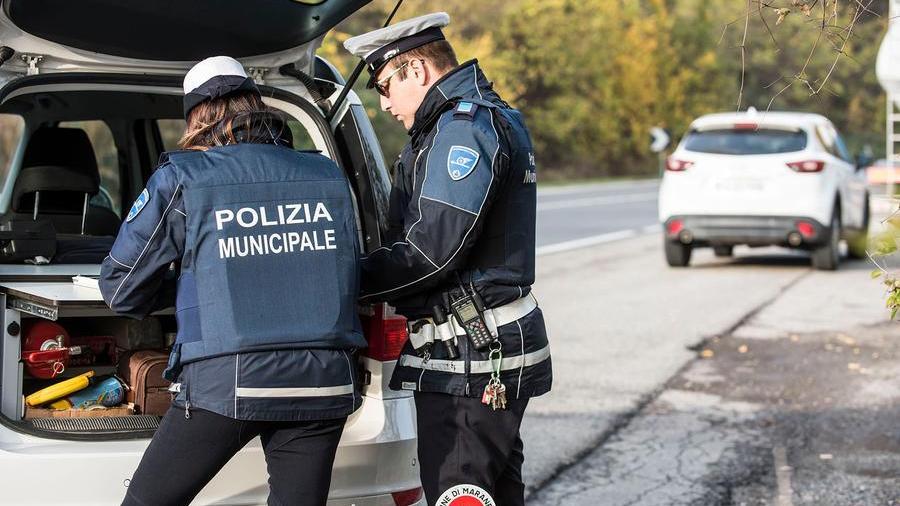 Scappa ubriaco dalla polizia locale lungo le vie di Modena: preso e denunciato