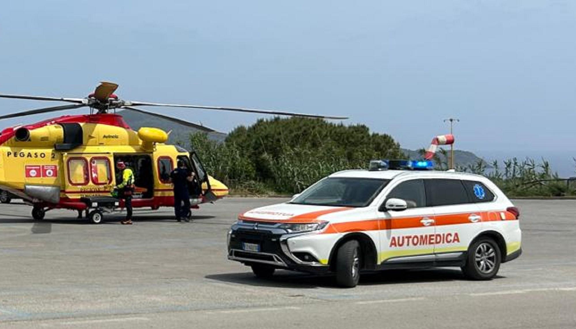 Un'automedica durante un servizio di emergenza con il "Pegaso" in provincia di Livorno (foto d'archivio)