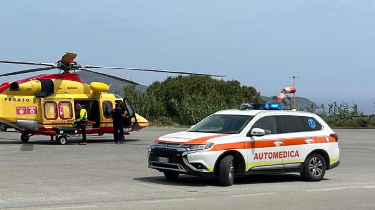 Un'automedica durante un servizio di emergenza con il "Pegaso" in provincia di Livorno (foto d'archivio)