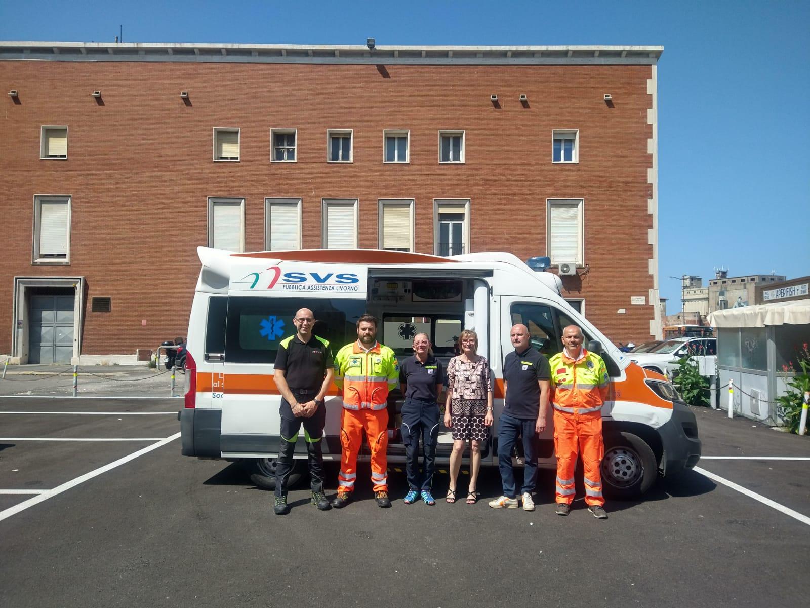 L'ambulanza della Svs prima di partire in nave per Capraia