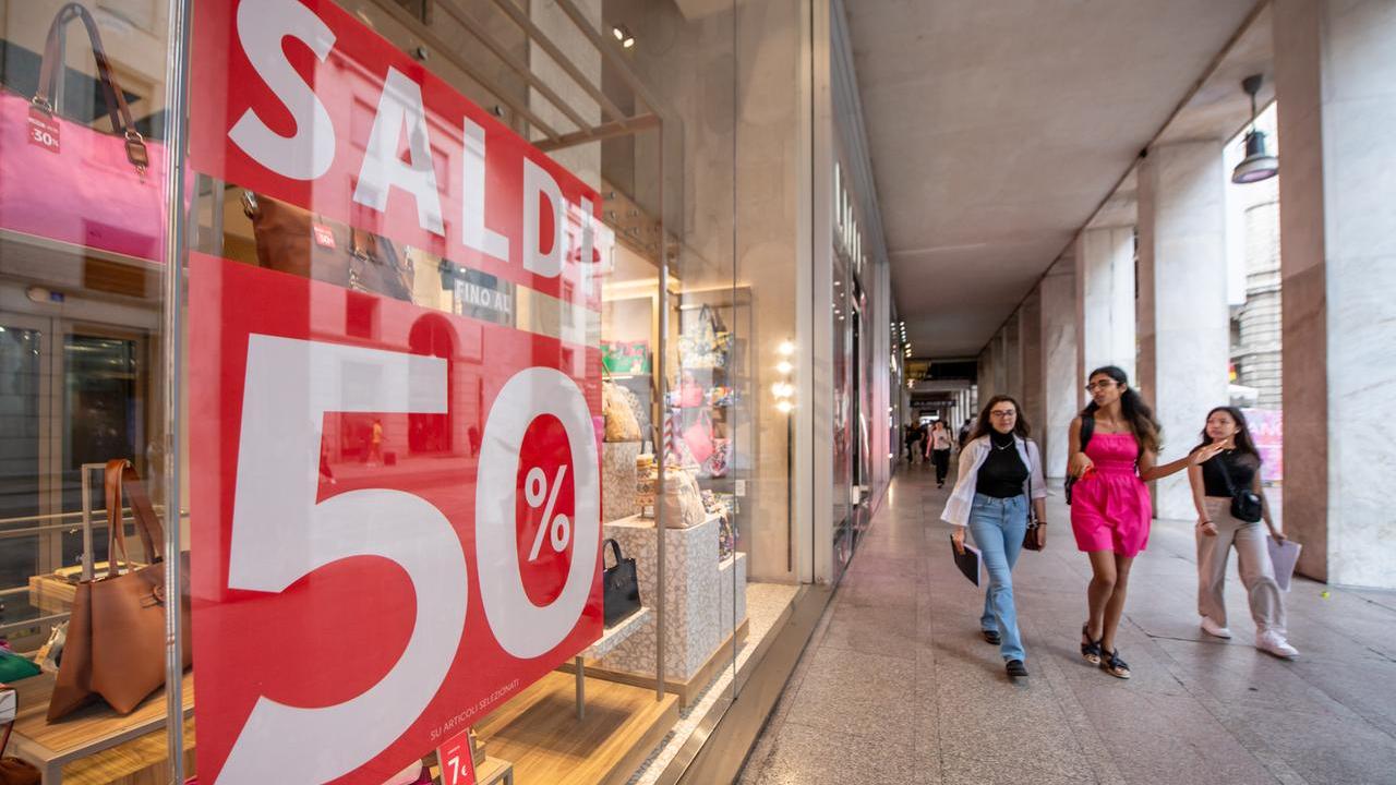 Una vetrina con il cartello saldi 