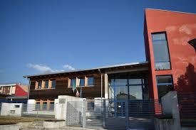 Prato, tre ragazzi danneggiano il tetto della scuola: uno fermato, gli altri due scappano