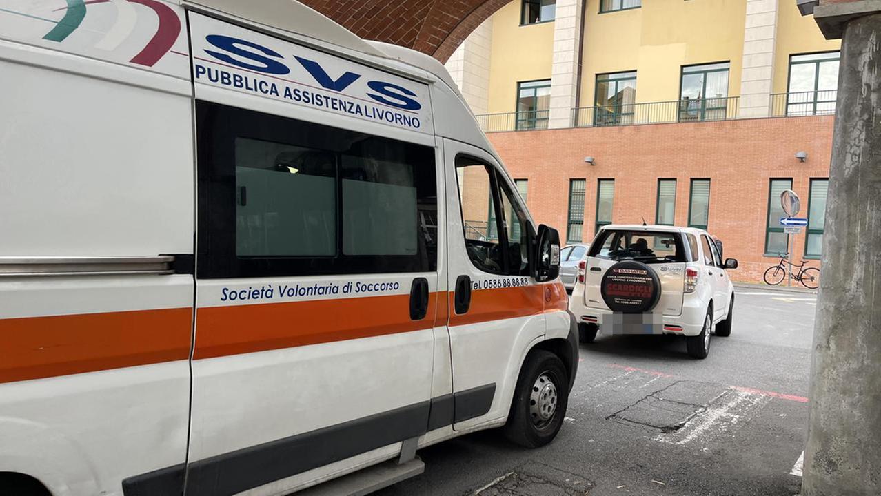 Un'ambulanza della Svs all'interno dell'ospedale (foto d'archivio)
