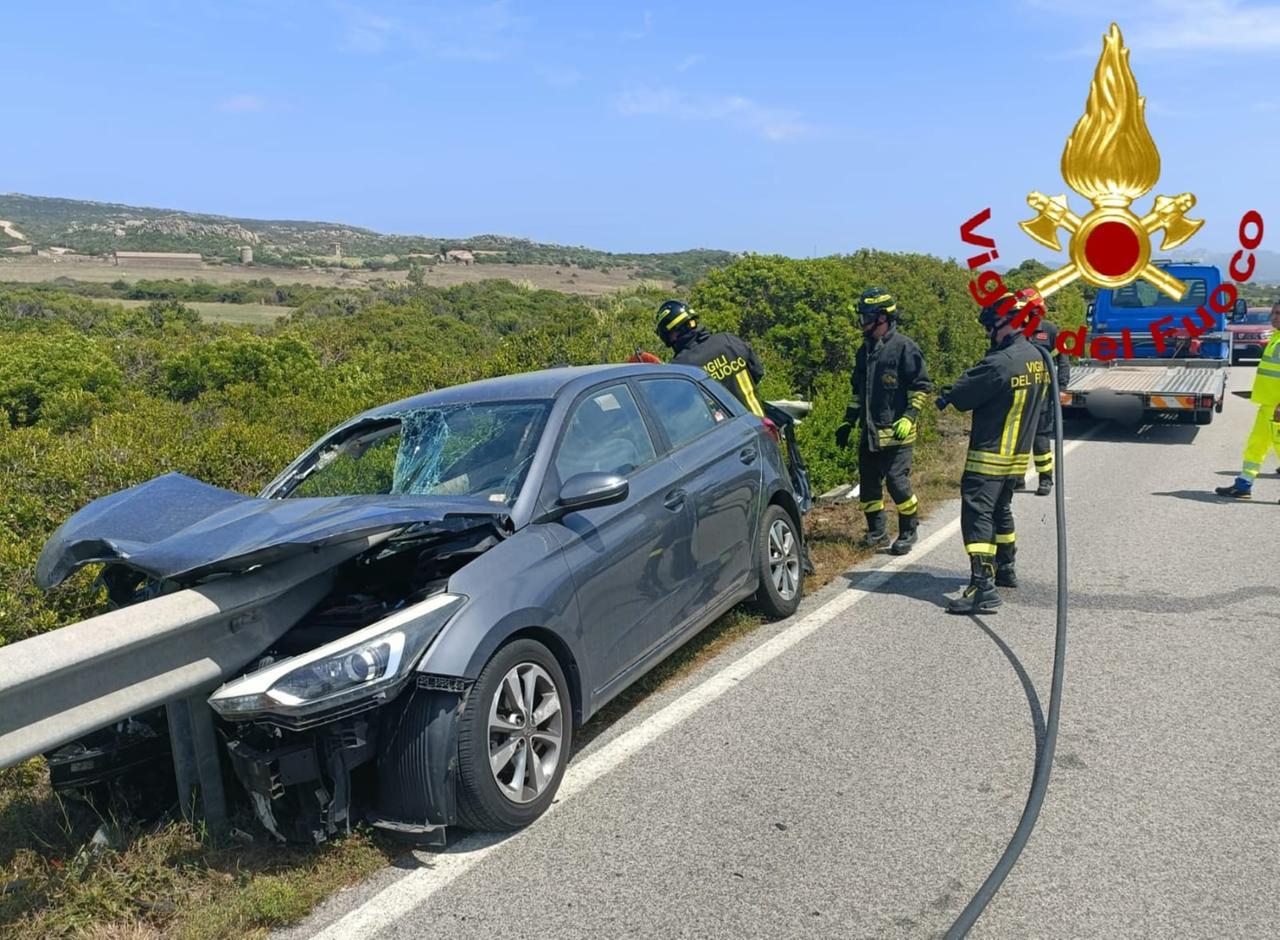Santa Teresa, auto trafitta dal guardrail: illeso il conducente