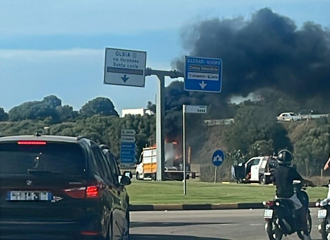 Olbia, camion della De Vizia a fuoco nella rotatoria