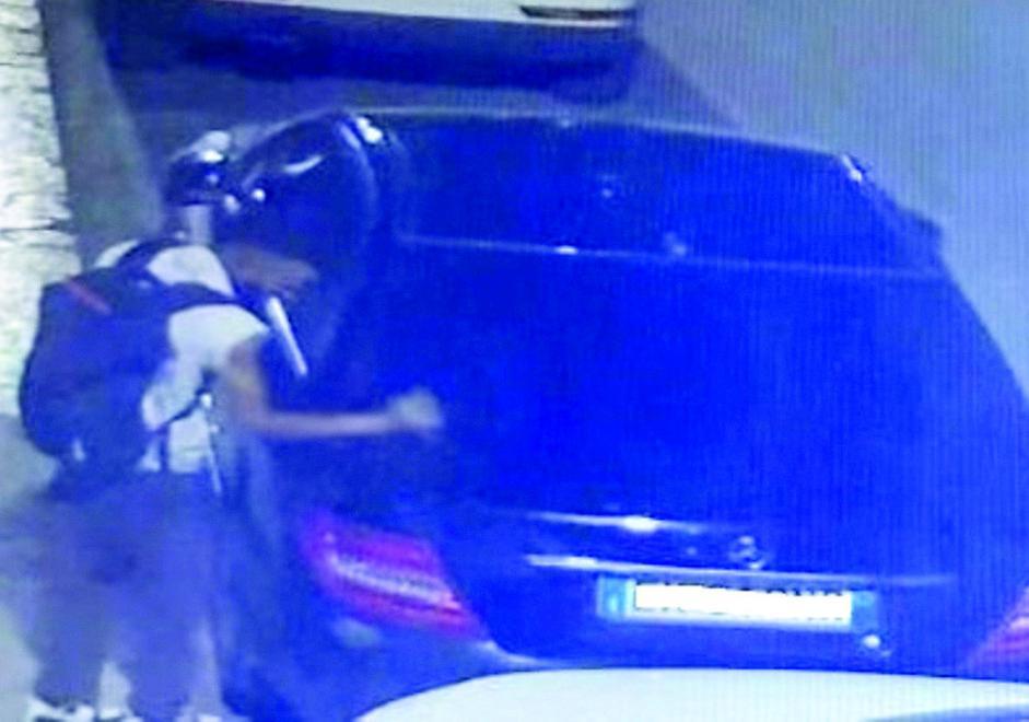 Denunciato il vandalo delle auto in sosta: è un 25enne