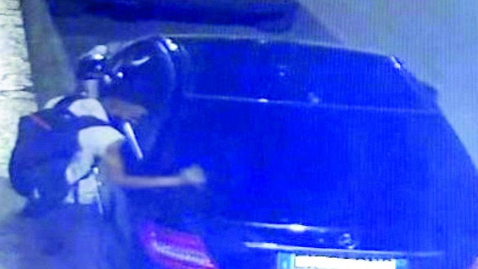 Denunciato il vandalo delle auto in sosta: è un 25enne