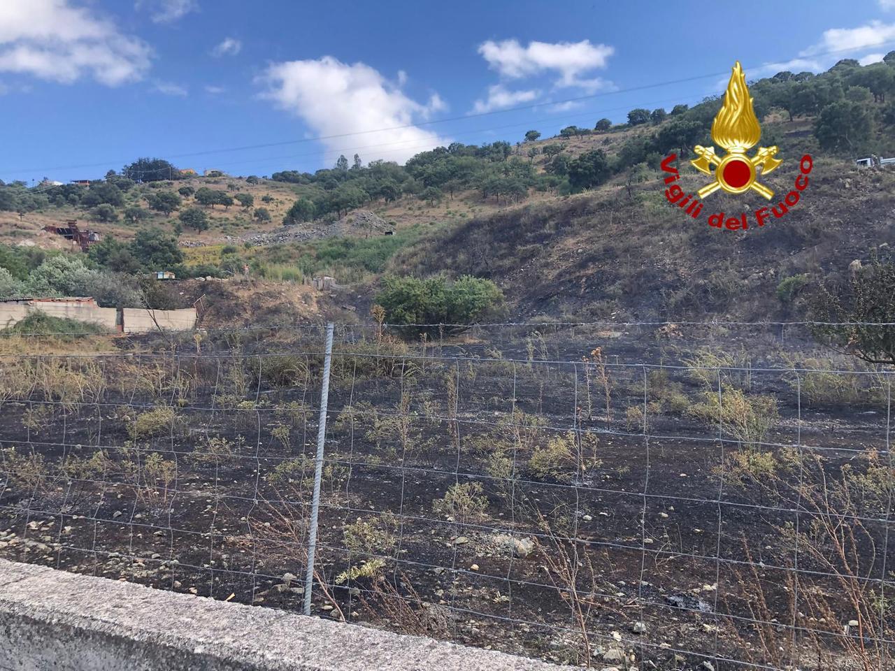 Nuovo incendio alle porte di Nuoro: vigili del fuoco in azione