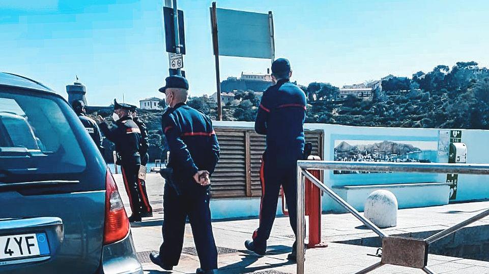 Controlli dei carabinieri sul porto di Capraia (foto d'archivio)