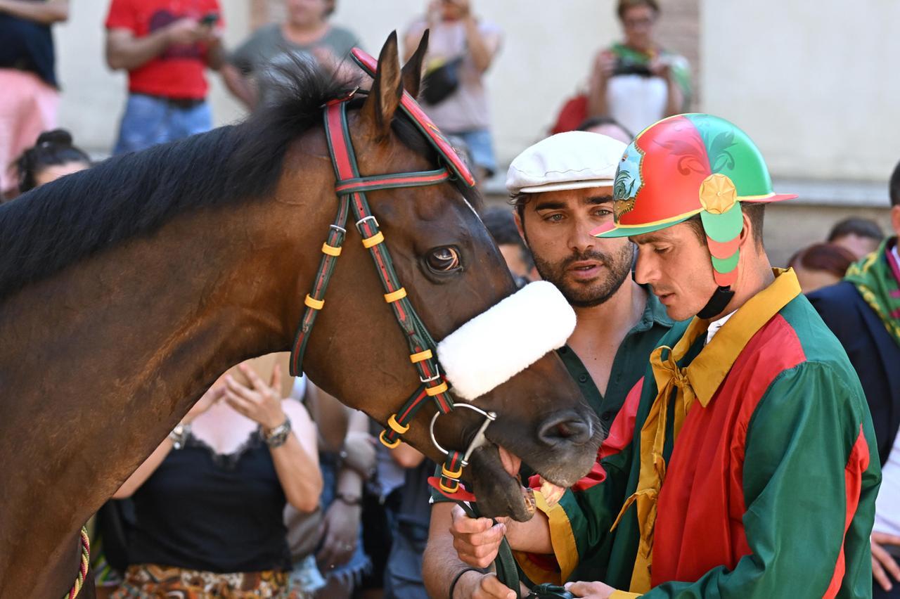 Palio di Siena rinviato per la pioggia