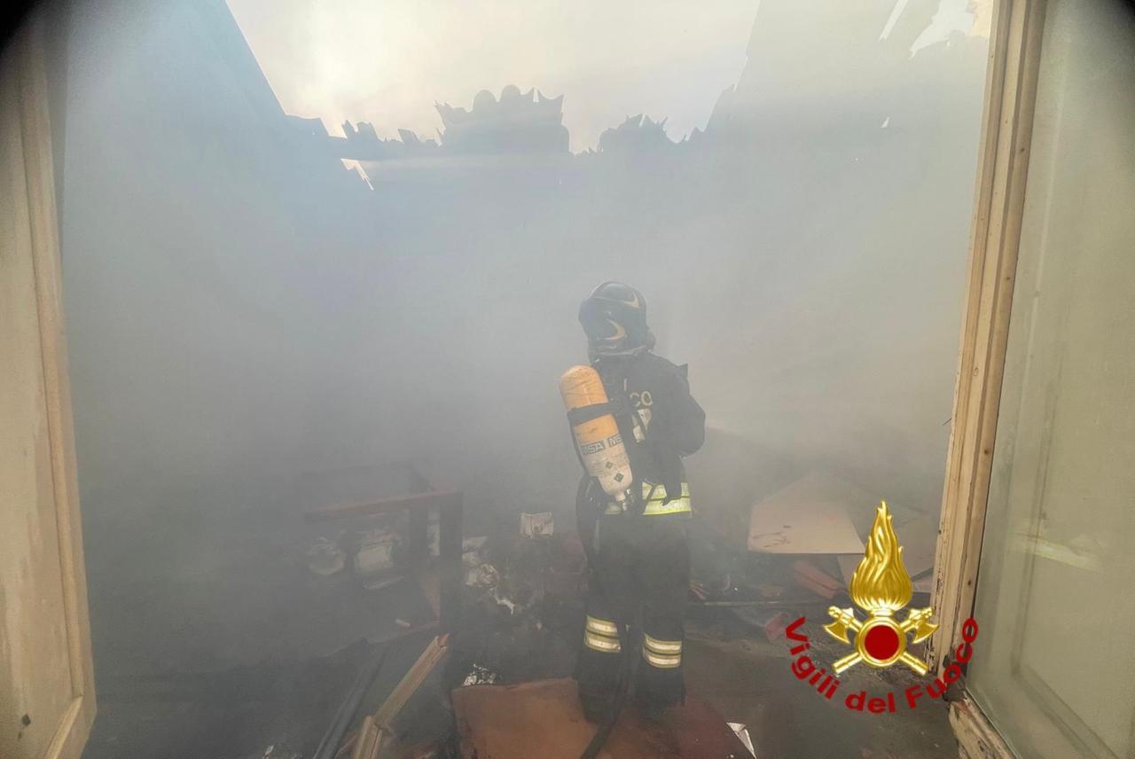 Olbia, fiamme in un alloggio abbandonato