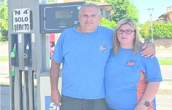 Ostellato, ruba l’incasso al distributore: i clienti lo inseguono fino in paese