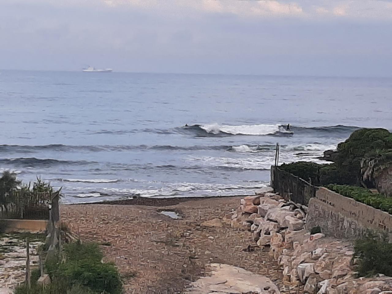 Livorno, buongiorno surf dalla spiaggia del Sale di Antignano