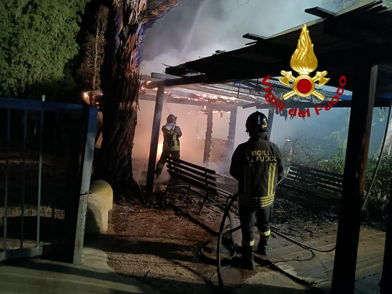 Arzachena, a fuoco un chiosco a La Conia