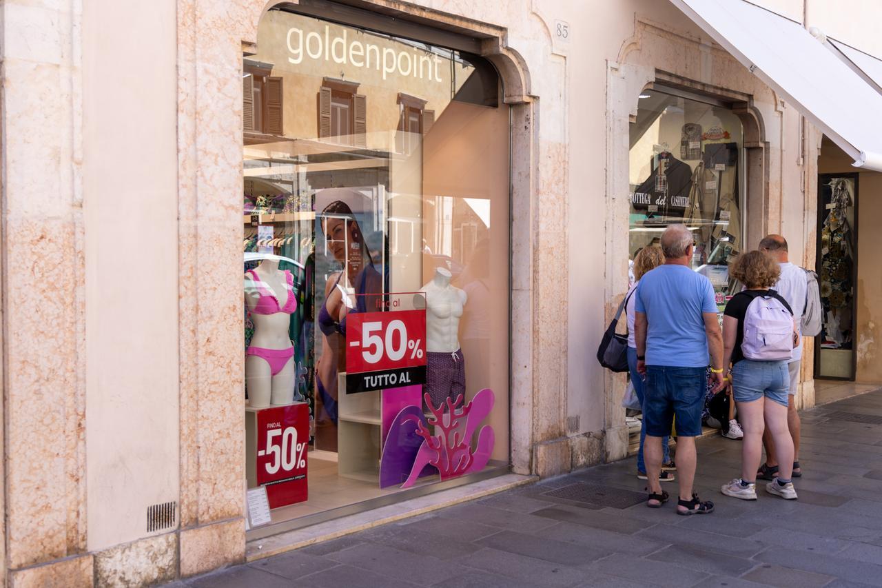 Gli sconti in piena stagione a Ferrara dividono: «Sarebbe meglio spostarli»