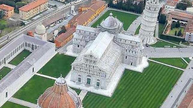 Pisa, biglietti più cari per il monumenti in piazza dei Miracoli: «Adeguamento all’inflazione»