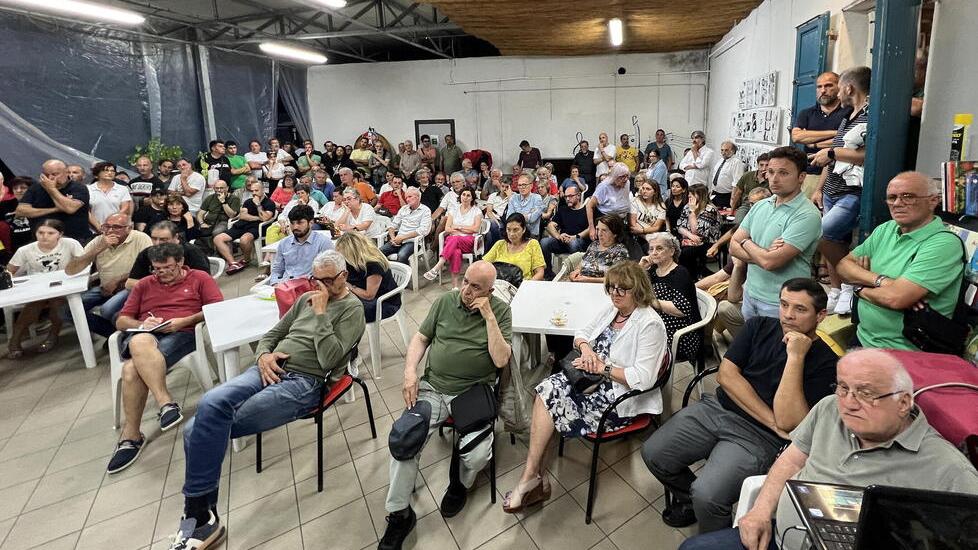 L'assemblea di lunedì sera al circolo di Pietrabuona (foto Nucci)