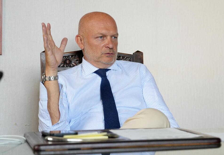 
	Il sindaco Claudio Del Rosso nel suo nuovo ufficio in municipio (foto Nucci)

