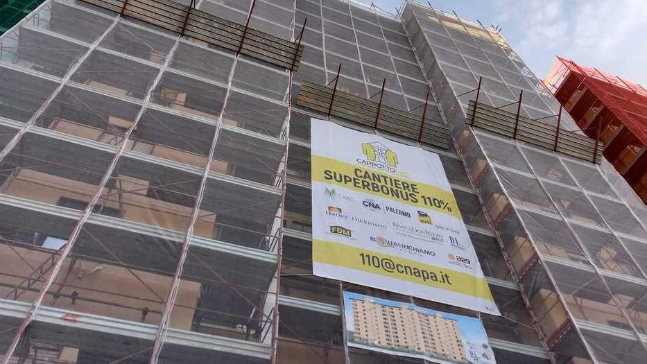 Boom di operai edili grazie al Pnrr: «Ma tanti truffati per il Superbonus»