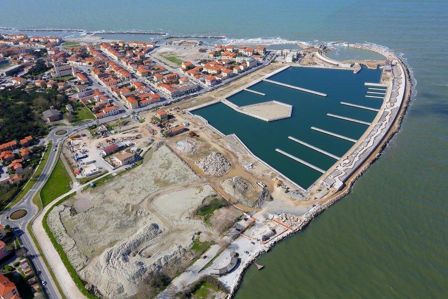 
	&nbsp;Veduta dall'alto del porto turistico di Marina di Pisa,&nbsp;alla foce dell'Arno&nbsp;

