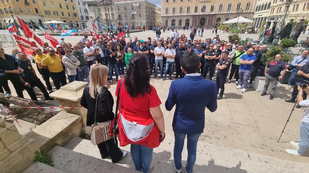 
	Un momento della manifestazione in piazza d'Italia (foto Mauro Chessa)


