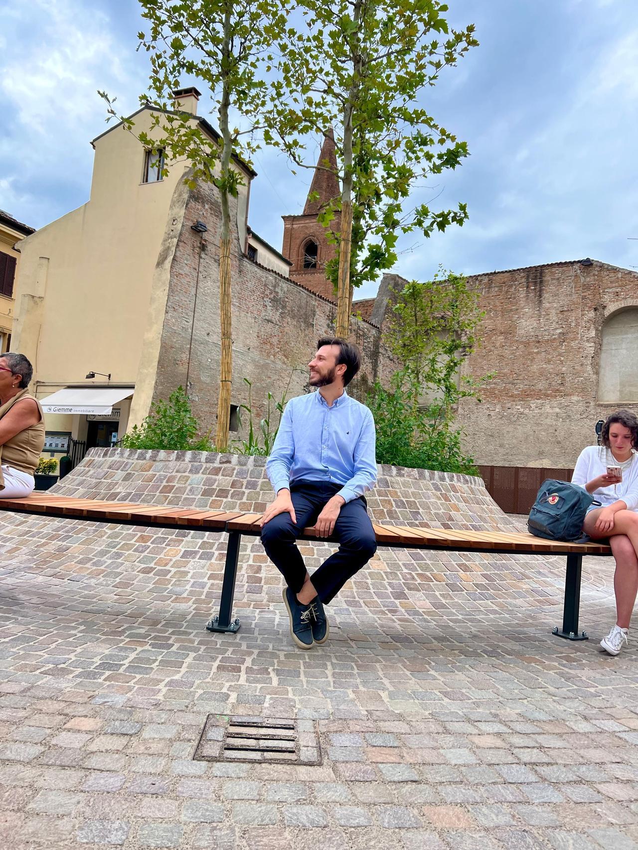 Ferrara, arrivano le panchine in piazza Cortevecchia