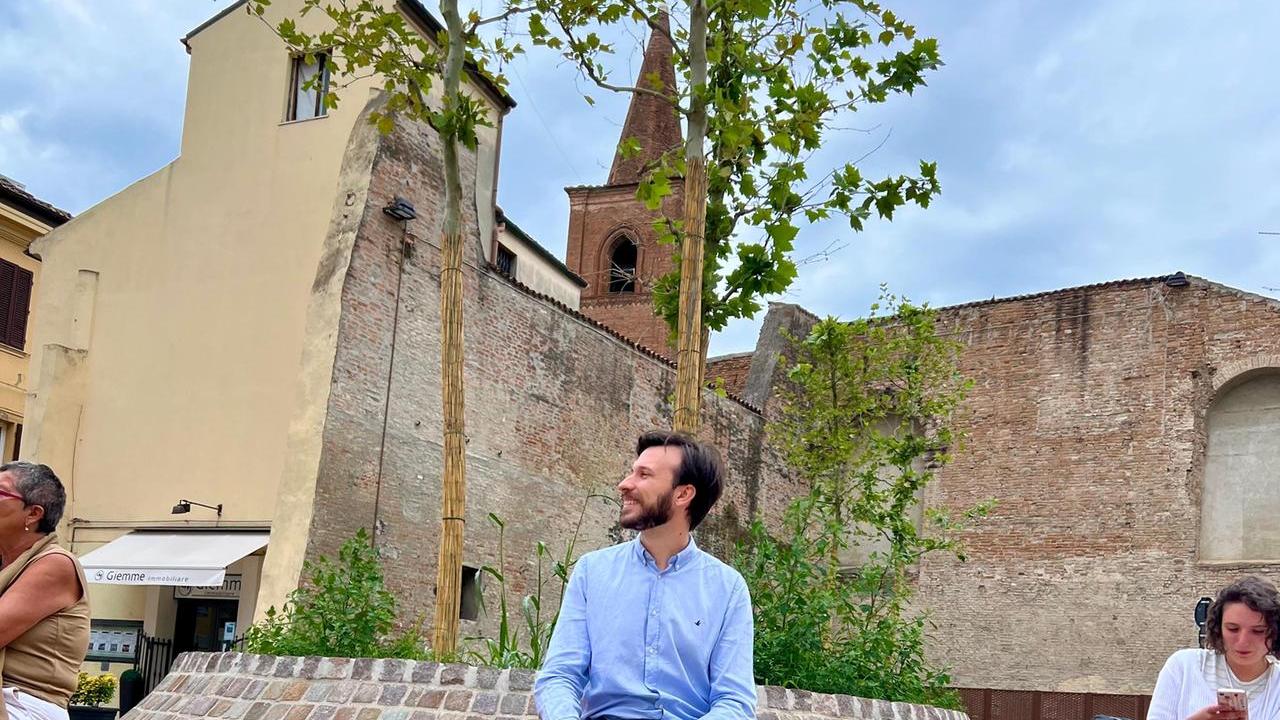 Ferrara, arrivano le panchine in piazza Cortevecchia