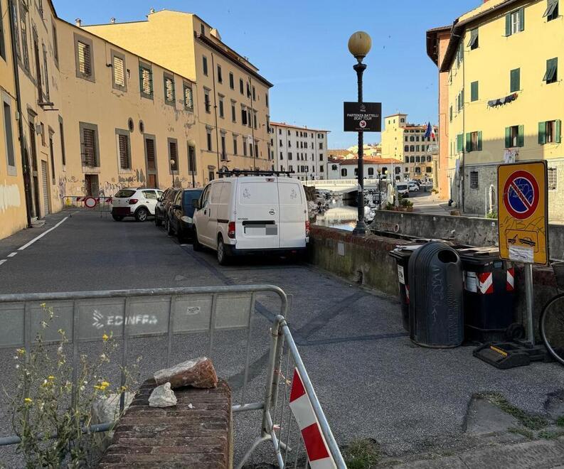 Livorno, scali transennati da diciotto mesi: «E con la sosta selvaggia è il caos»<br>
