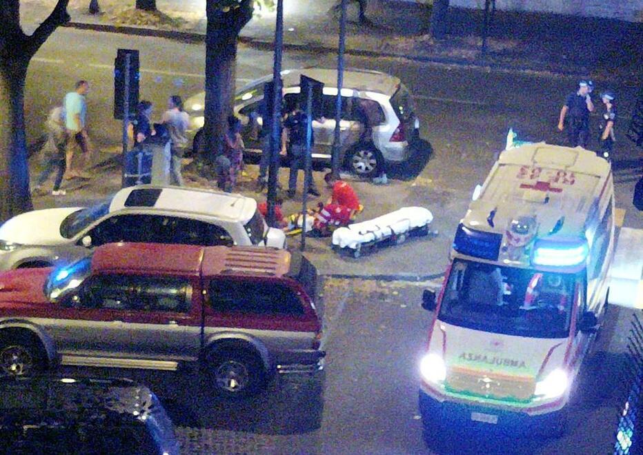 Preso a pugni e colpito a bottigliate, scatta la caccia all’aggressore a Reggio Emilia