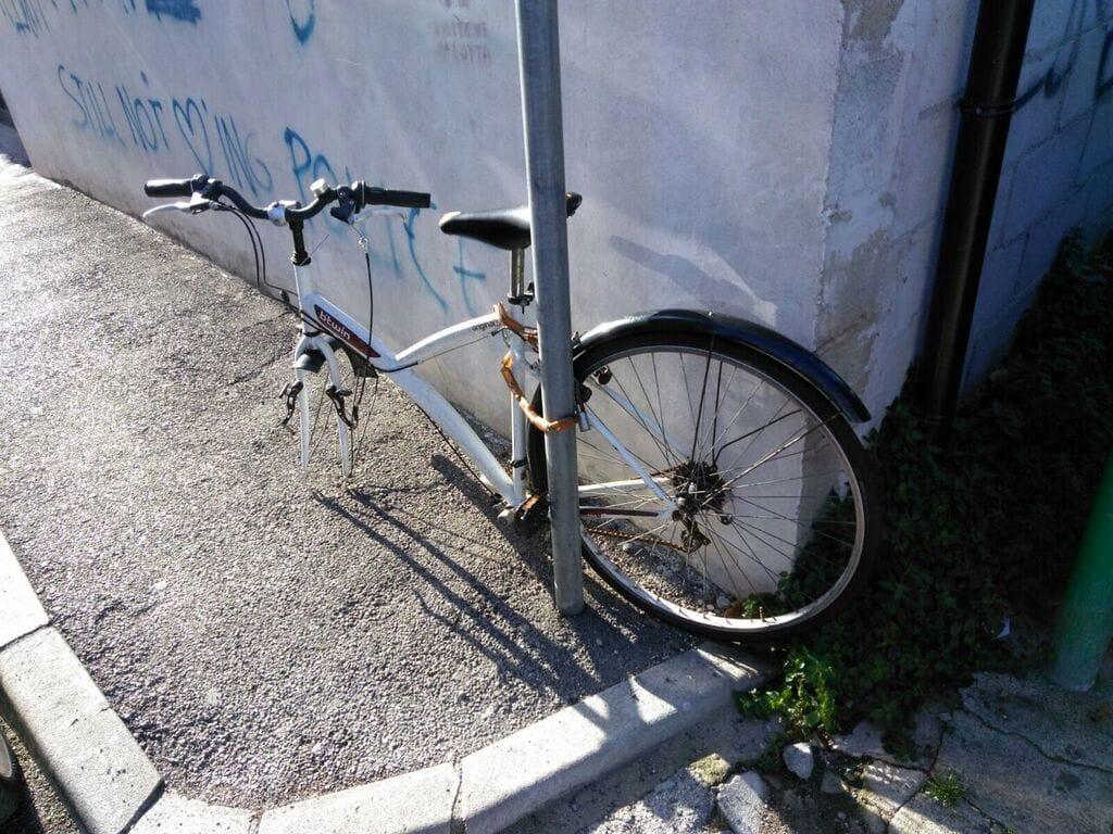 Livorno, biciclette abbandonate: ancora rimozioni