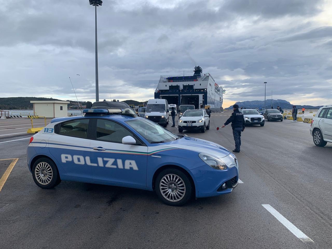 Olbia, in nave con i nipotini nel bagagliaio