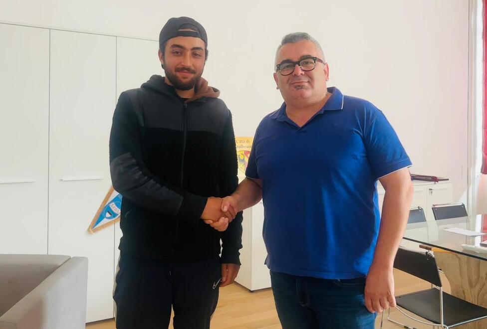 Ferrara, ha salvato l’agente aggredita: «Un esempio di grande coraggio»