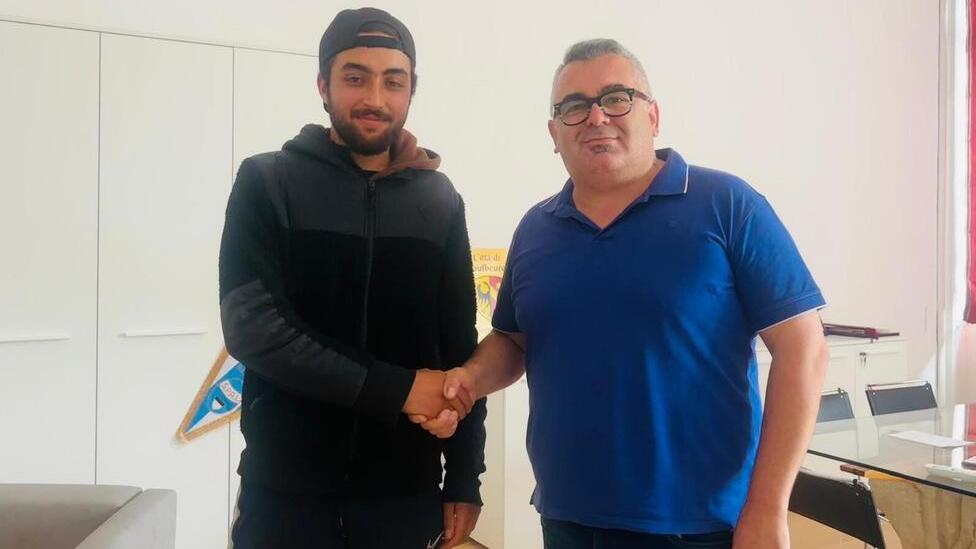 Ferrara, ha salvato l’agente aggredita: «Un esempio di grande coraggio»