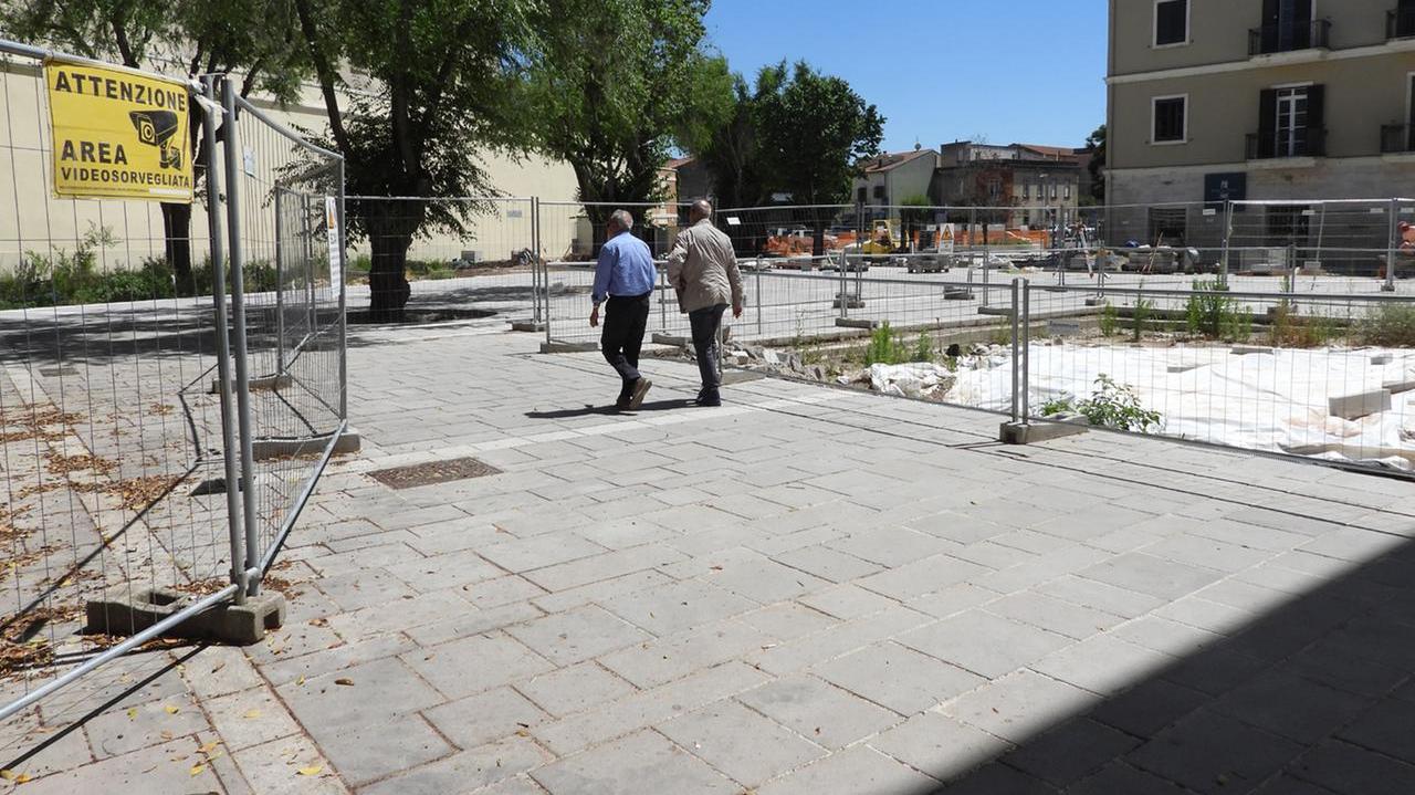 Il sindaco Massimiliano Sanna: «Impossibile prevedere la fine dei lavori in piazza Manno»