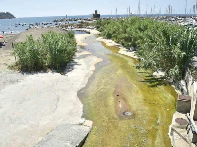 
	L&rsquo;ultimo tratto del Rio Salivoli prima che questo si getti nel mare nei pressi dell&rsquo;omonima spiaggia

