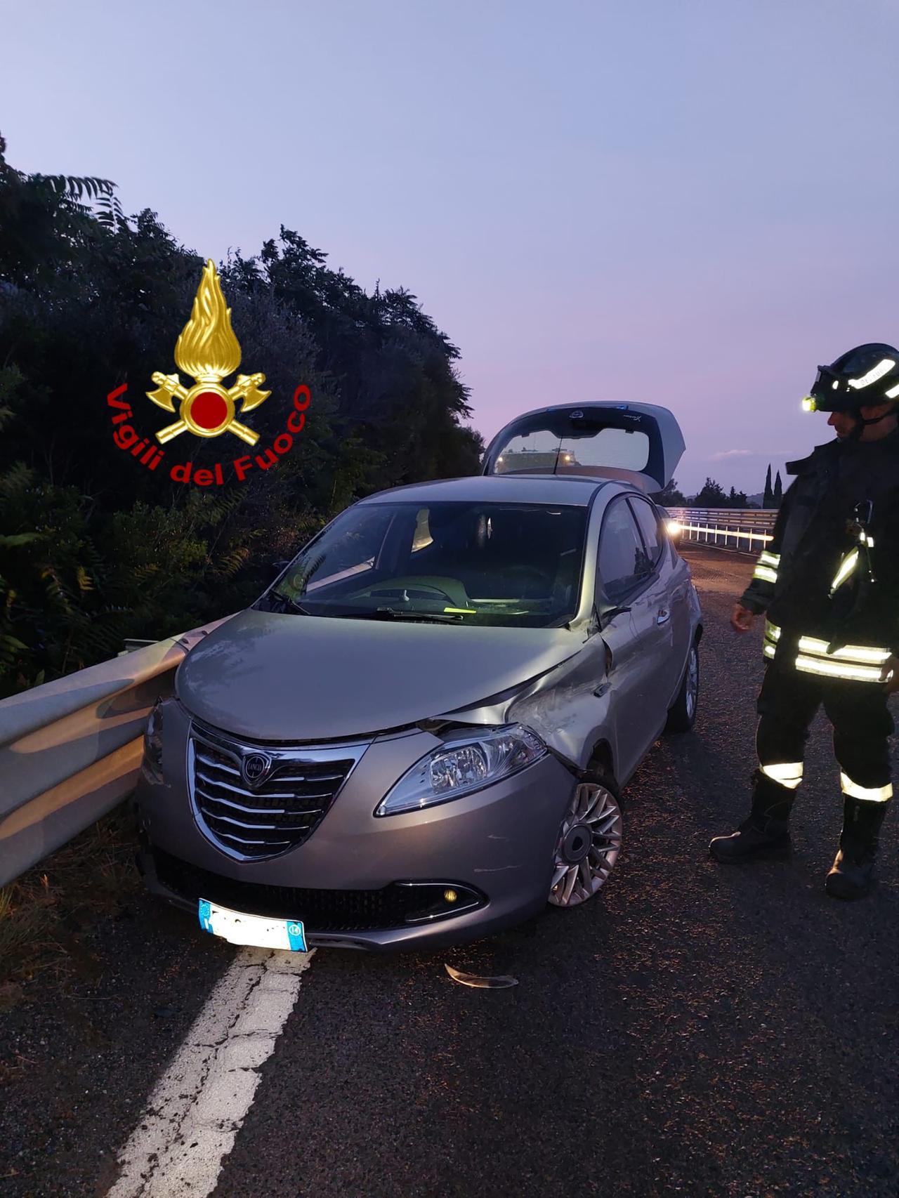 Sbanda con l’auto e si schianta sul guard rail sulla 131 Dcn in direzione Siniscola: donna in ospedale