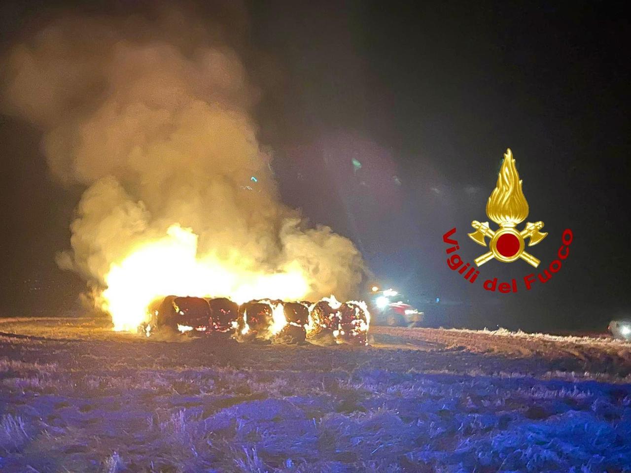 Rogo distrugge cento balle di fieno nella campagna di Oschiri